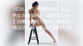 身材不错的小少妇，在家一个人发骚，开档丝袜露脸坐插假鸡巴，面对镜头给狼友看，叫的好骚