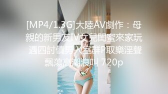 两个年轻美丽的小骚骚跟两大哥激情4P，淫声荡语不断叫爸爸，小骚逼被好姐妹玩出好多淫水，嘴里吃几把穴被草