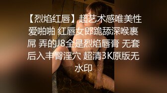 偷拍牛人晚上潜伏在别人家浴室窗外全景偷拍两个美女洗澡一个少妇一个年轻妹子颜值都不错很有撸点